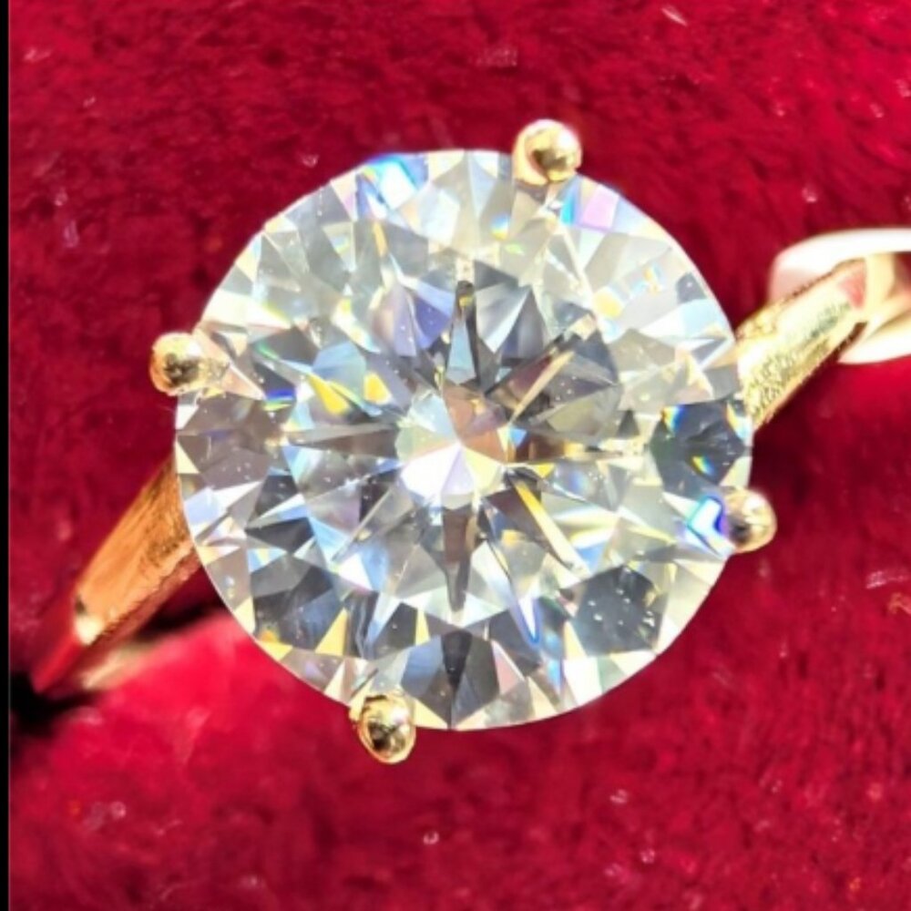 10K Gold Gorgeous Moissanite 2ct Ring Size 6.5. Comes W/Appraisal Papers $2120